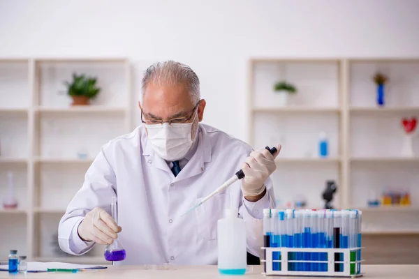 Gammal manlig kemist som jobbar på labbet — Stockfoto
