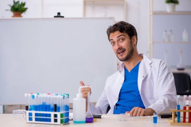 Laboratuvarda çalışan genç bir kimyager.