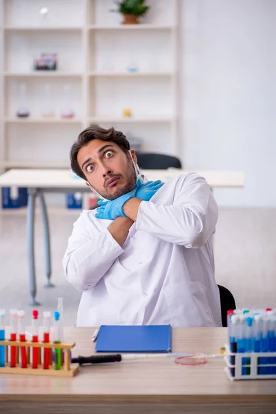 실험실에서 일하는 젊은 남성 화학자 — 스톡 사진