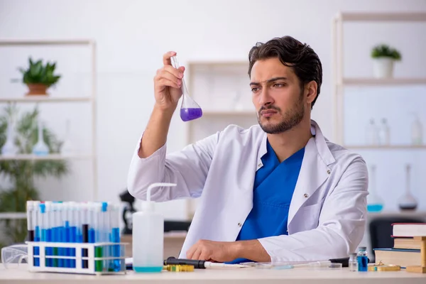 Jovem químico do sexo masculino que trabalha no laboratório — Fotografia de Stock