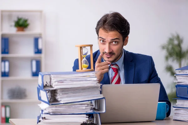 Junge männliche Mitarbeiter im Zeitmanagement-Konzept — Stockfoto