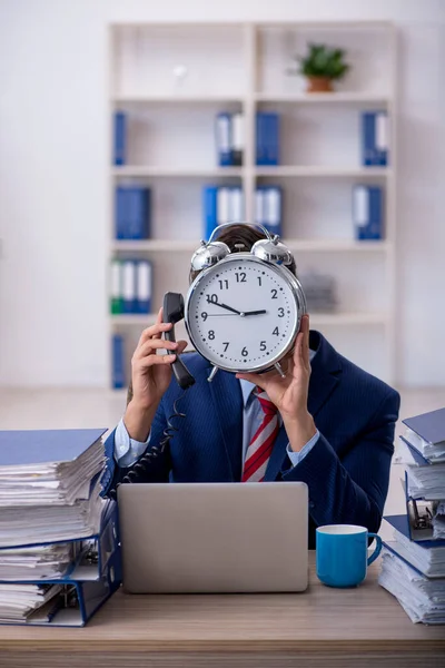 Giovane dipendente maschile nel concetto di gestione del tempo — Foto Stock