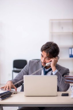 Genç erkek çalışanın uyuyakalma konsepti