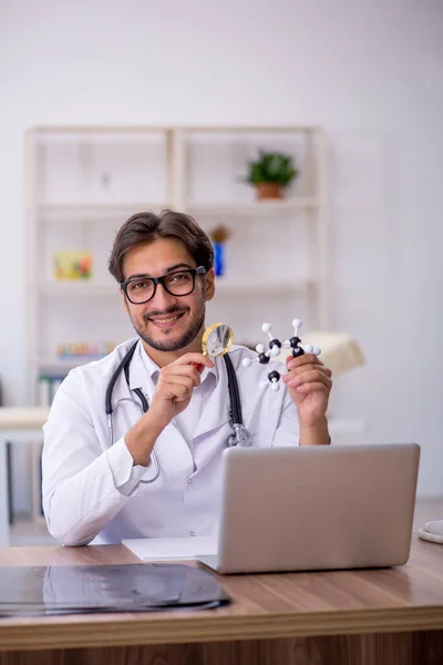 Klinikte çalışan genç erkek doktor. — Stok fotoğraf