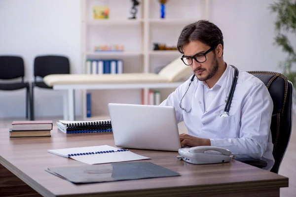 Mladý lékař v telemedicíně koncept — Stock fotografie