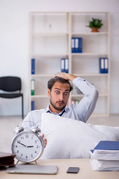 Jeune employé masculin dans un concept de sommeil excessif — Photo