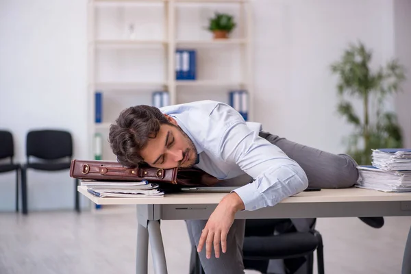 Joven empleado masculino en concepto de sueño excesivo — Foto de Stock