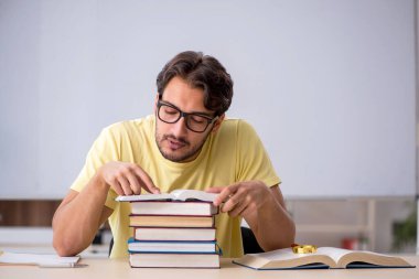 Sınavlara hazırlanan genç bir erkek öğrenci.