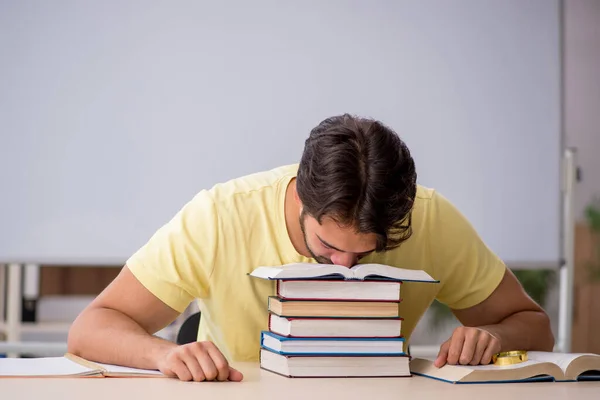 Jovem estudante se preparando para exames em sala de aula — Fotografia de Stock