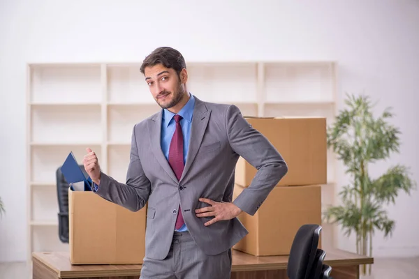 Jeune employé masculin dans le concept de déménagement de bureau — Photo