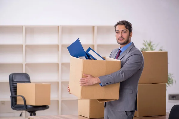 Ung manlig anställd på kontor omlokalisering koncept — Stockfoto