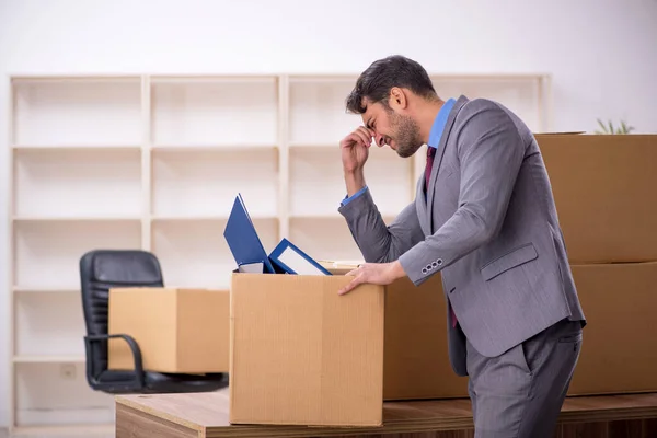 Ung manlig anställd på kontor omlokalisering koncept — Stockfoto