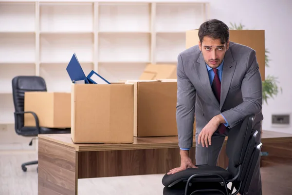 Joven empleado masculino en concepto de reubicación de oficinas — Foto de Stock