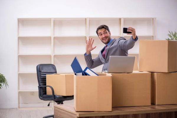 Jonge mannelijke werknemer in kantoorverplaatsingsconcept — Stockfoto