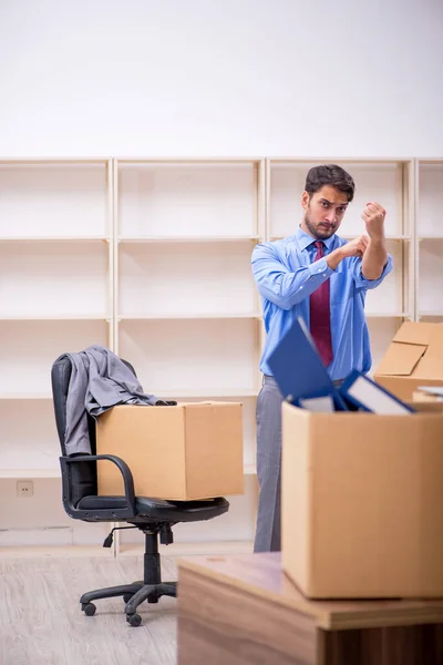 Jeune employé masculin dans le concept de déménagement de bureau — Photo