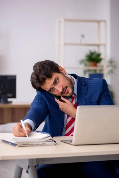 Ung manlig anställd som arbetar på kontoret — Stockfoto