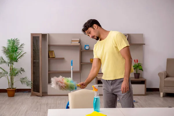 Молодой человек делает работу по дому — стоковое фото