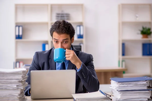 Mladý muž zaměstnanec pije kávu během přestávky — Stock fotografie