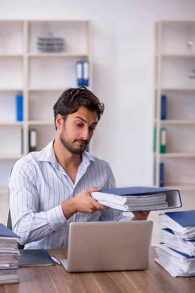 Joven empleado masculino descontento con el trabajo excesivo en la oficina —  Fotos de Stock