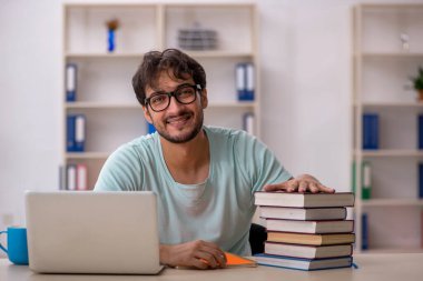 Sınavlara hazırlanan genç bir erkek öğrenci.