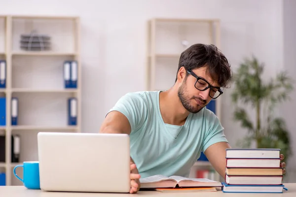 Joven estudiante masculino preparándose para los exámenes en el aula — Foto de Stock