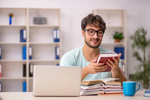 Junge männliche Schüler bereiten sich im Klassenzimmer auf Prüfungen vor — Stockfoto