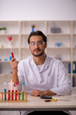 Laboratuvarda çalışan genç bir kimyager.