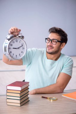 Sınıftaki genç erkek öğrenci zaman yönetimi konsepti