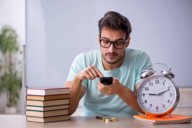 Sınıftaki genç erkek öğrenci zaman yönetimi konsepti