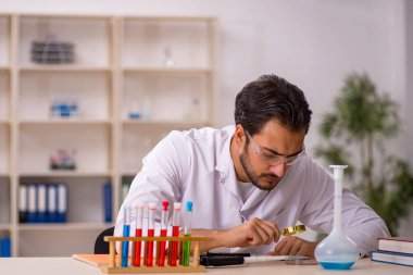 Laboratuvarda çalışan genç bir kimyager.