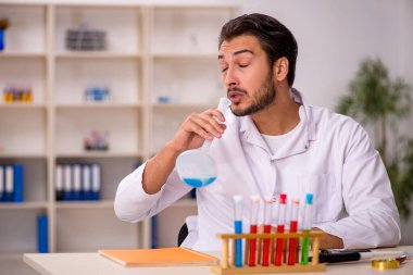 Laboratuvarda çalışan genç bir kimyager.