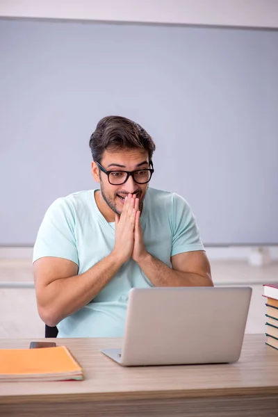 Joven estudiante masculino en concepto de telestudying — Foto de Stock