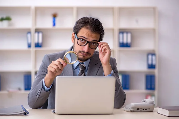 Jonge mannelijke werknemer werkzaam in het kantoor — Stockfoto