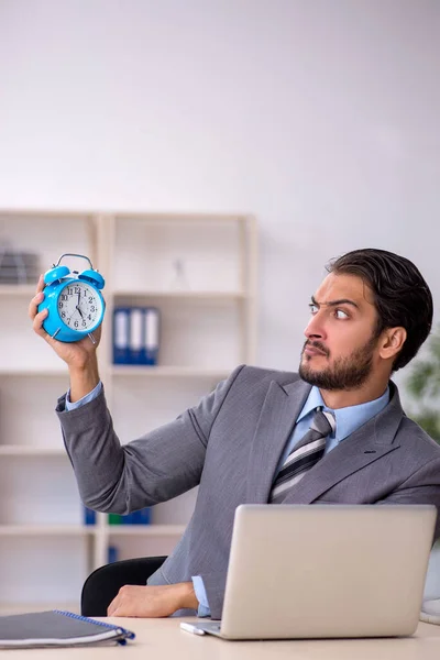 時間管理の概念の若い男性従業員 — ストック写真