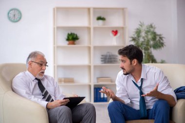 Genç işadamı psikologu ziyaret etti