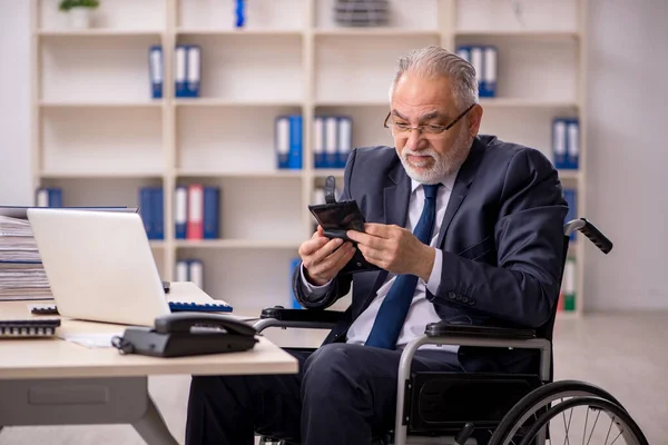 Alter verletzter männlicher Mitarbeiter im Vergütungskonzept — Stockfoto