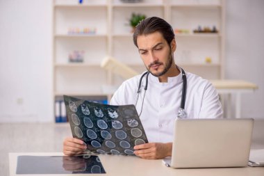 Klinikte çalışan genç bir erkek radyolog.