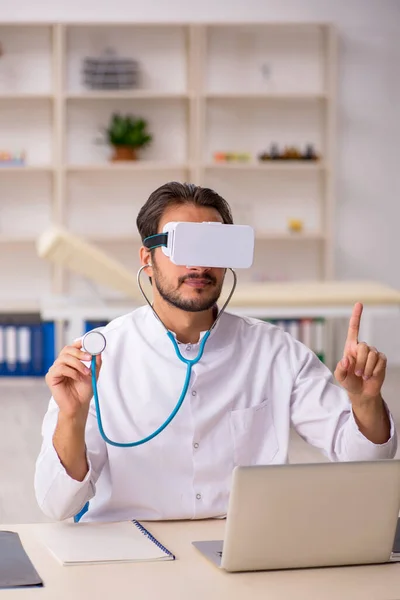 Joven doctor con gafas virtuales — Foto de Stock