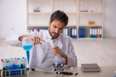 Laboratuvarda çalışan genç bir kimyager.