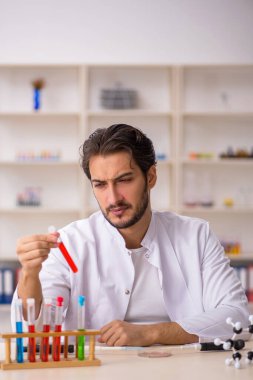 Laboratuvarda çalışan genç bir kimyager.