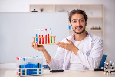 Laboratuvarda çalışan genç bir kimyager.