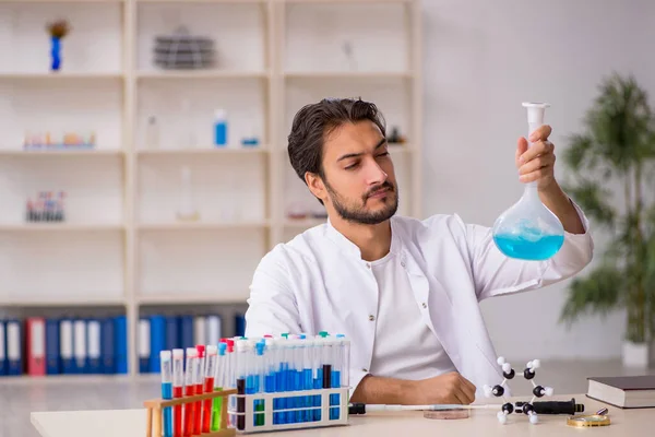 Jonge mannelijke chemicus werkt in het lab — Stockfoto