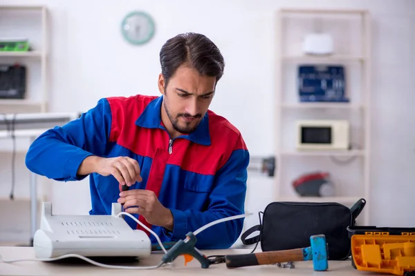 Jovem reparador do sexo masculino reparando aquecedor — Fotografia de Stock