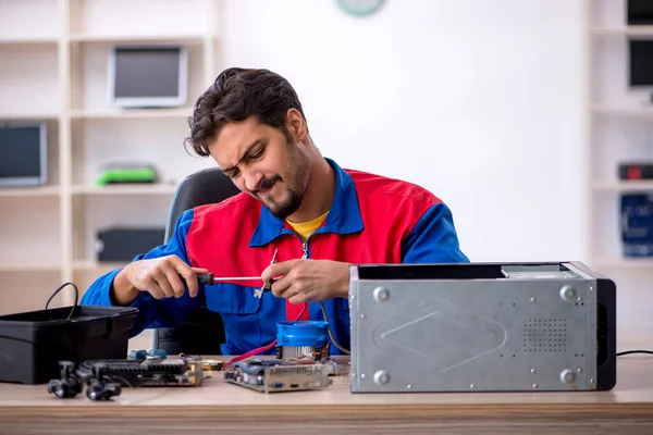 修理计算机的年轻男性修理工 — 图库照片
