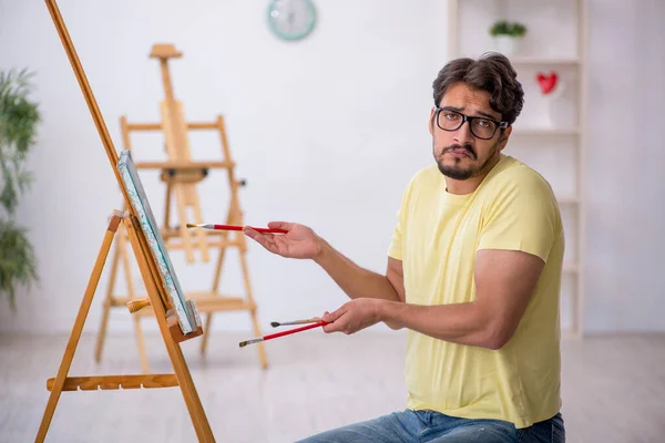 Young man enjoying painting at home — Stock Photo, Image