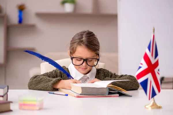 Jong meisje dat thuis engels studeert — Stockfoto