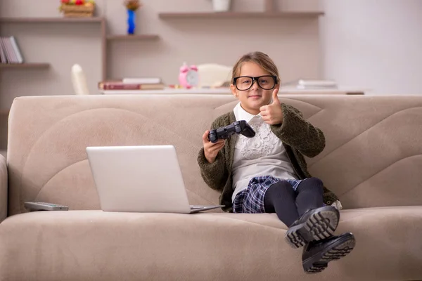 Jong klein meisje spelen joystick games thuis — Stockfoto