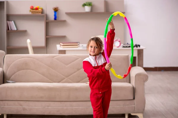 Giovane bambina che fa esercizi sportivi a casa — Foto Stock