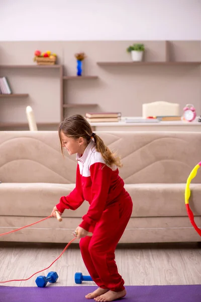 Kleines Mädchen beim Sport zu Hause — Stockfoto