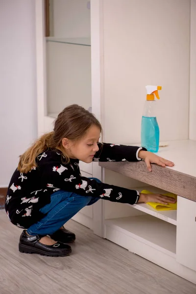 Ung liten flicka som gör hushållsarbete hemma — Stockfoto